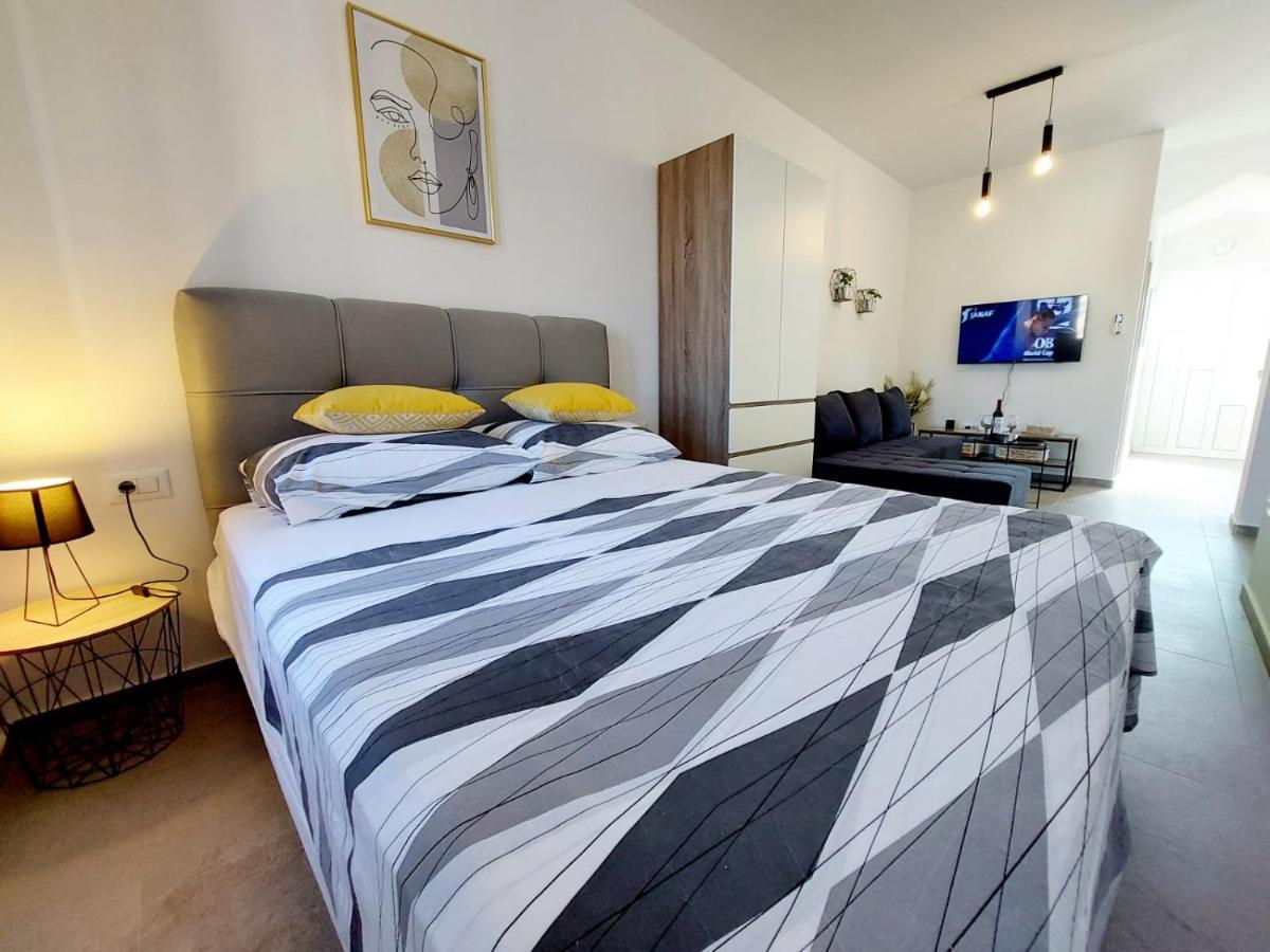 Apartments Lavanda - Free Parking And Grill イェゼラ エクステリア 写真